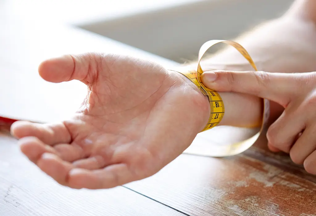 measuring wrist size